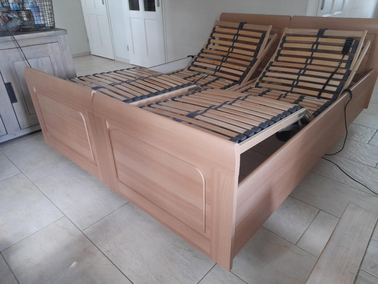 Elektrisch verstelbaar 2 persoons bed (verrijdbaar) in goede nette staat)