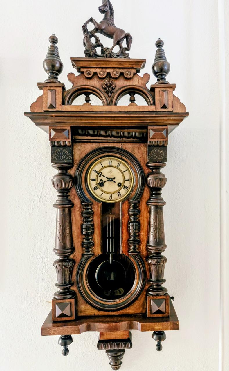 Antieke paardjesklok