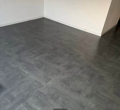 Zeer goede kwaliteit laminaat vloer, betonlook grijs.