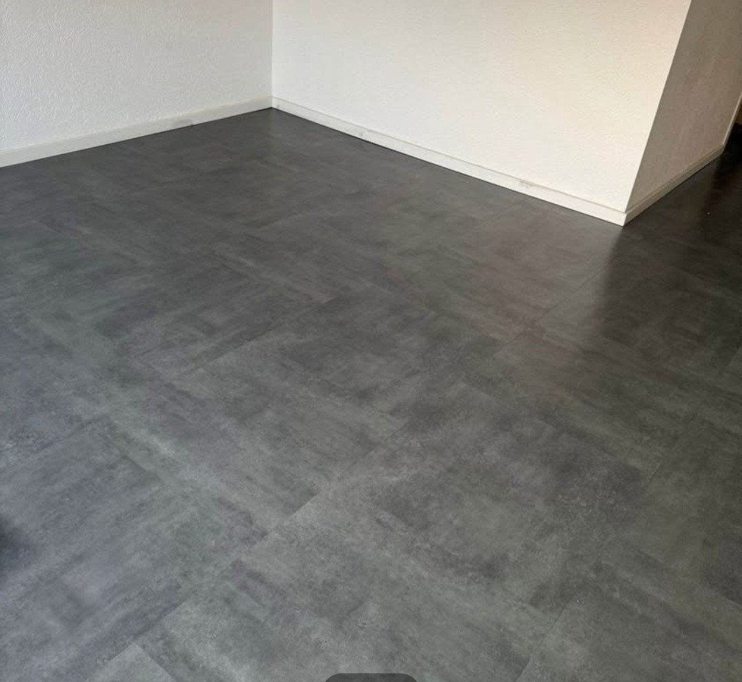Zeer goede kwaliteit laminaat vloer, betonlook grijs.