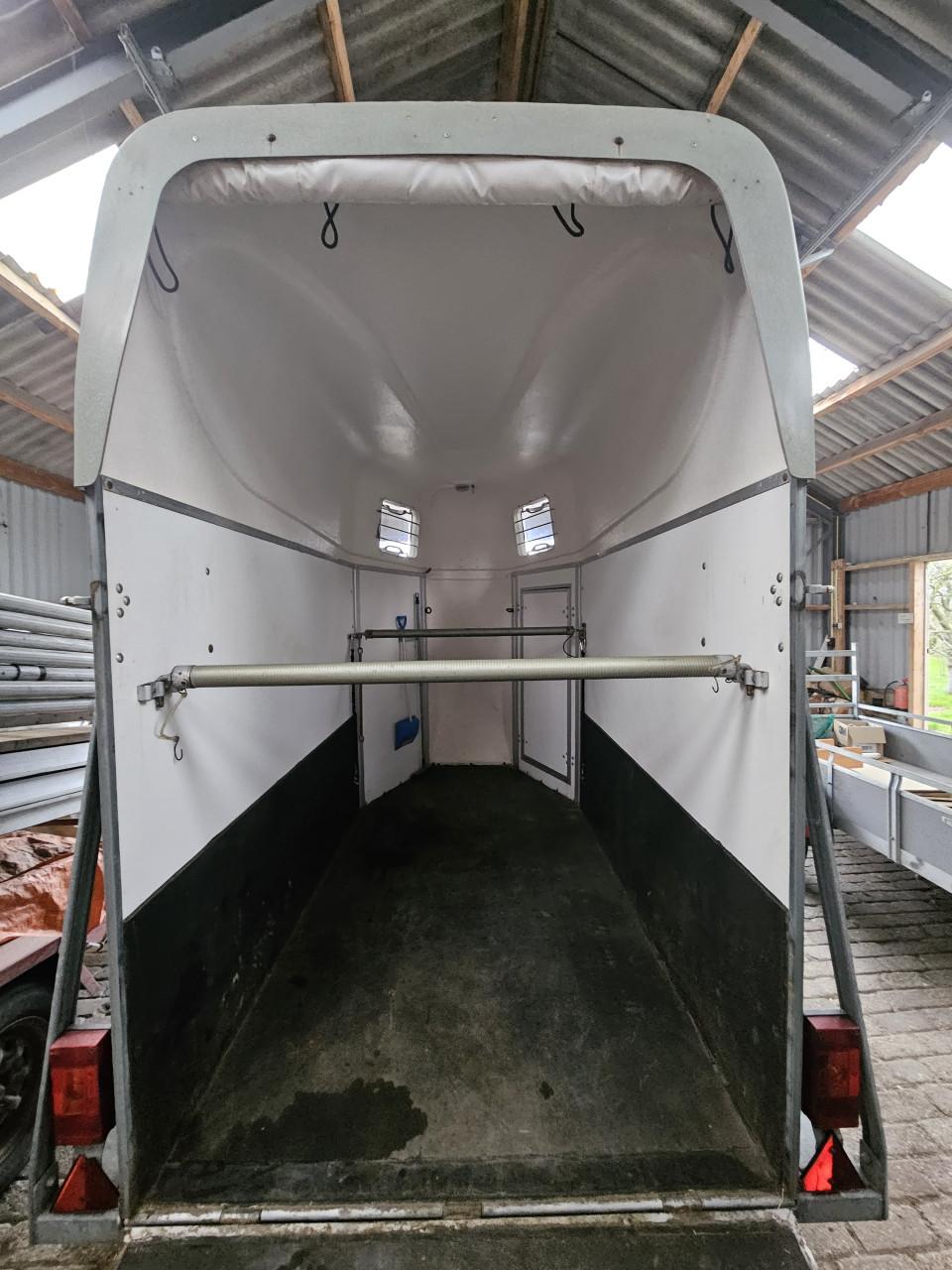 Westtrailers 1.5 paards trailer. Aanpikken en wegrijden.