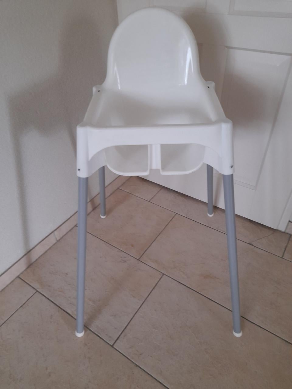 Kinderstoel wit (in goede staat)