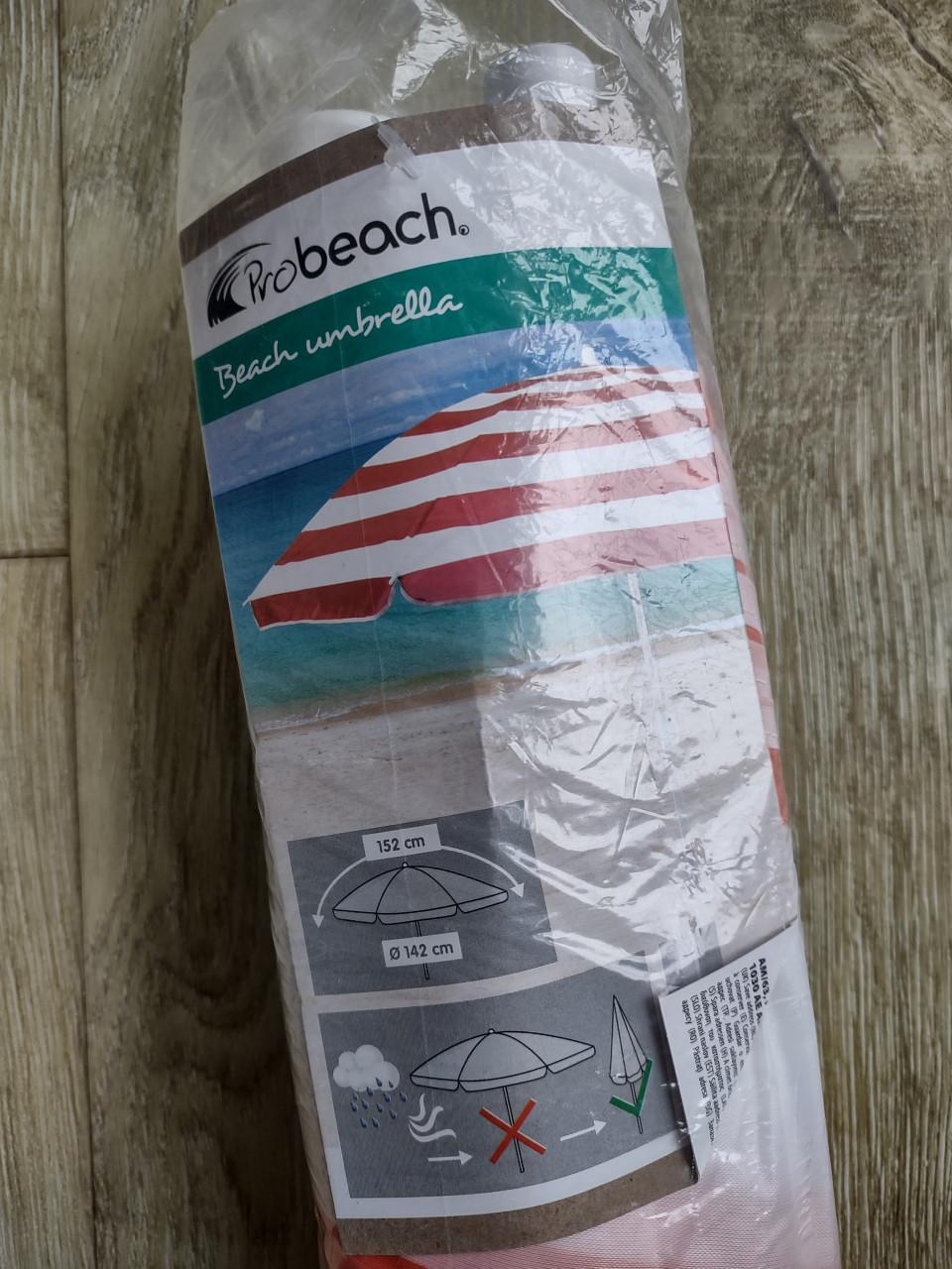 Prachtige nieuwe rood wit gestreepte parasol, strandparasol