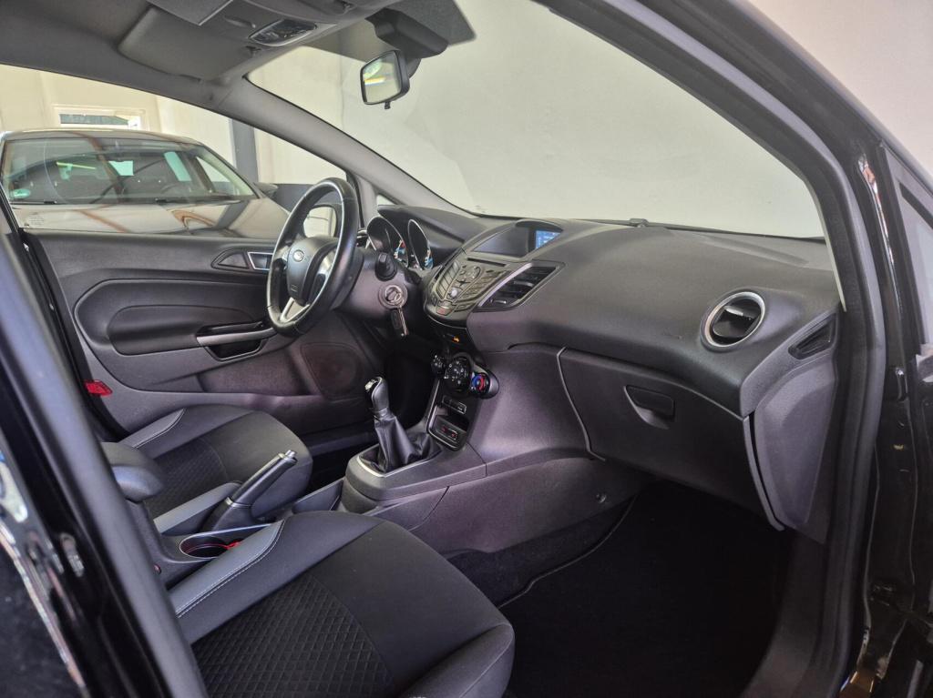 Ford Fiesta 1.25 / nieuwe db riem / parkeersensoren / stoelverwarming