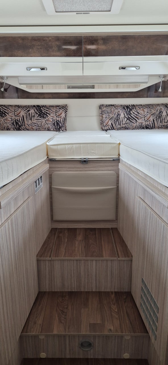 Luxe, jonge 4-persooncampers te huur met automatische versnelling!