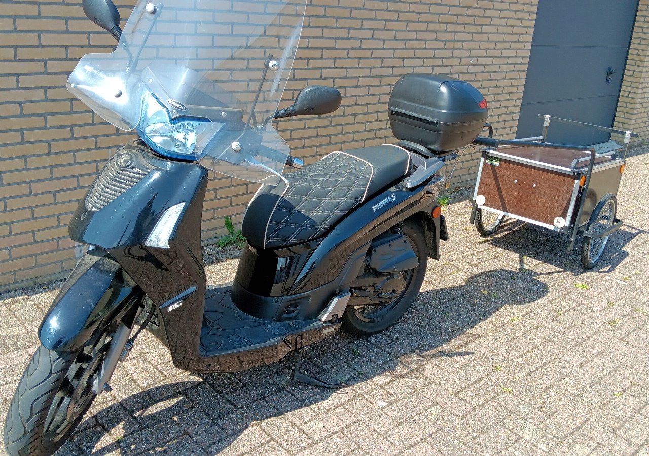 Kymco people S 4 takt bouwjaar 2012 met topkoffer en bagagekar.