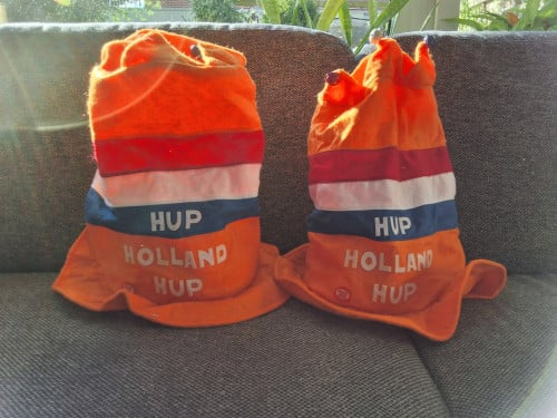 Oranje hoed: hup holland hup (2x)