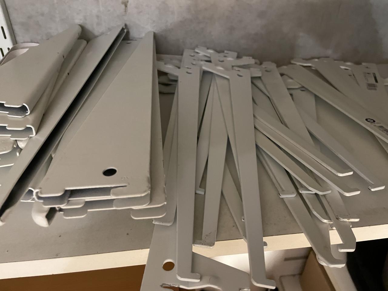 Wandrailsysteem met leggers en planken