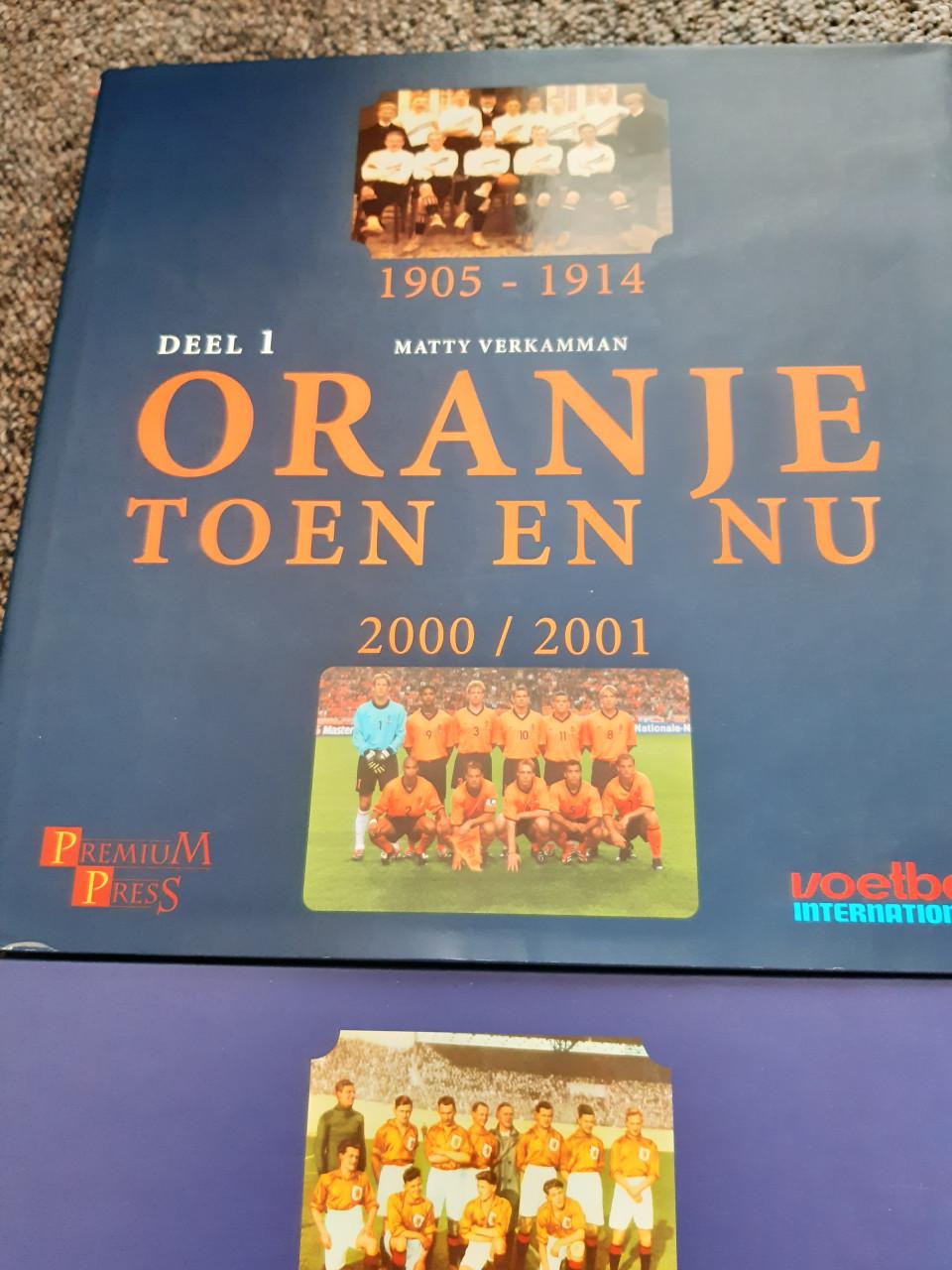 ORANJE TOEN EN NU VOETBALBOEKEN  DEEL 1-2-3-4- P.S 15,00 SAMEN 50,00