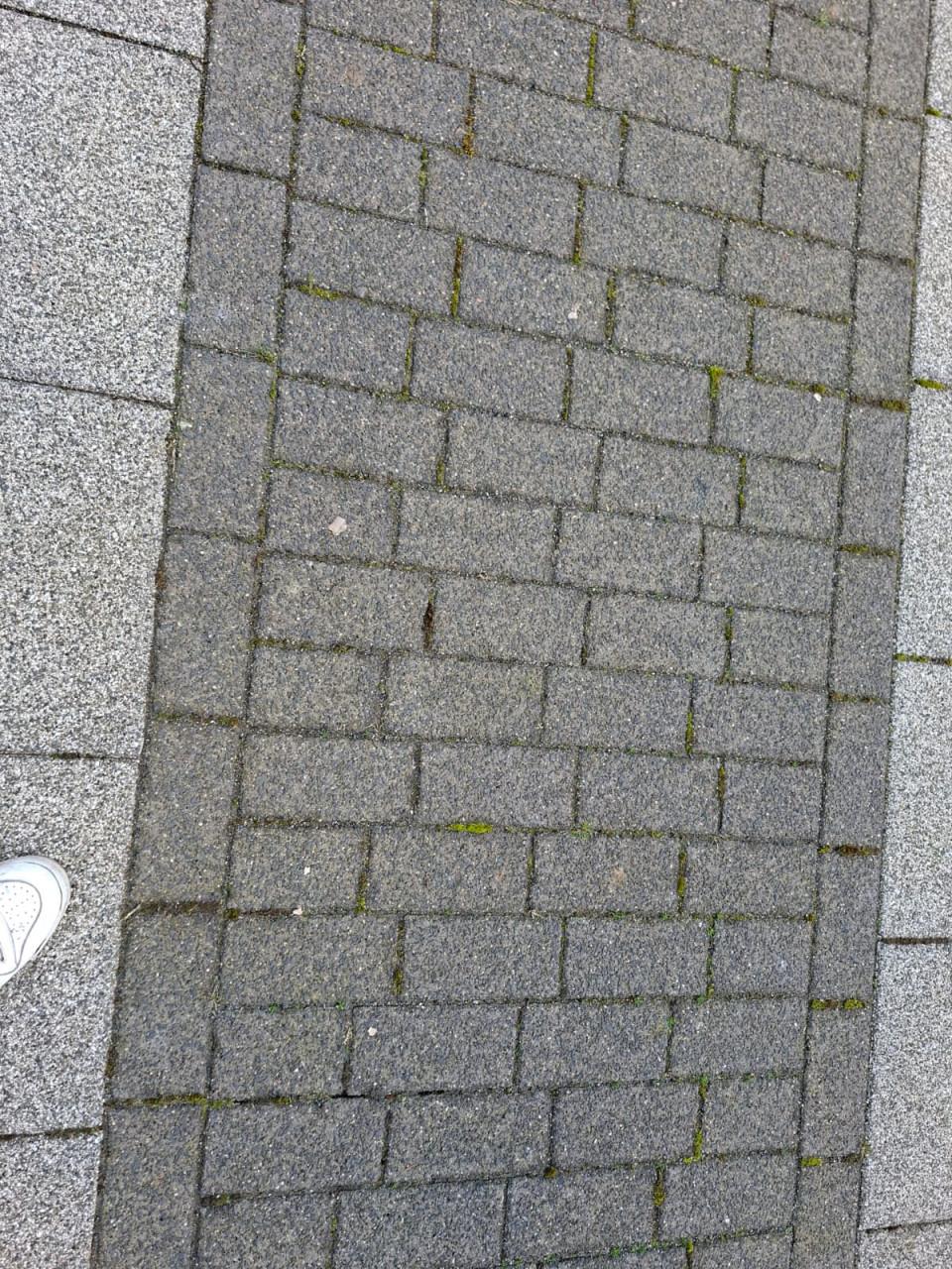 Gratis af te halen ongeveer 65 m2 klinkers en  13 m2 tegels