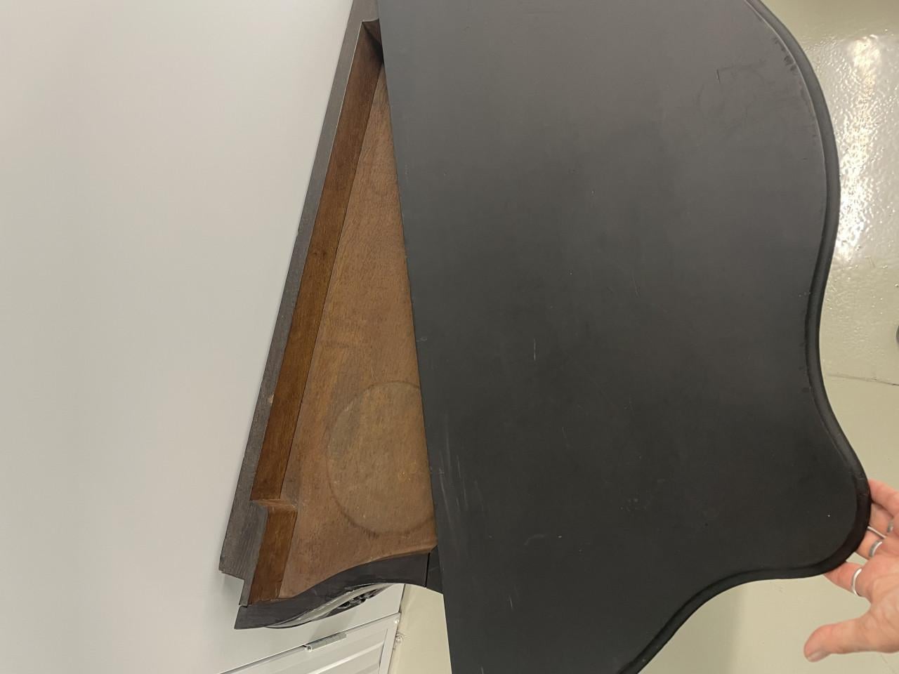 Antiek zwart tafeltje