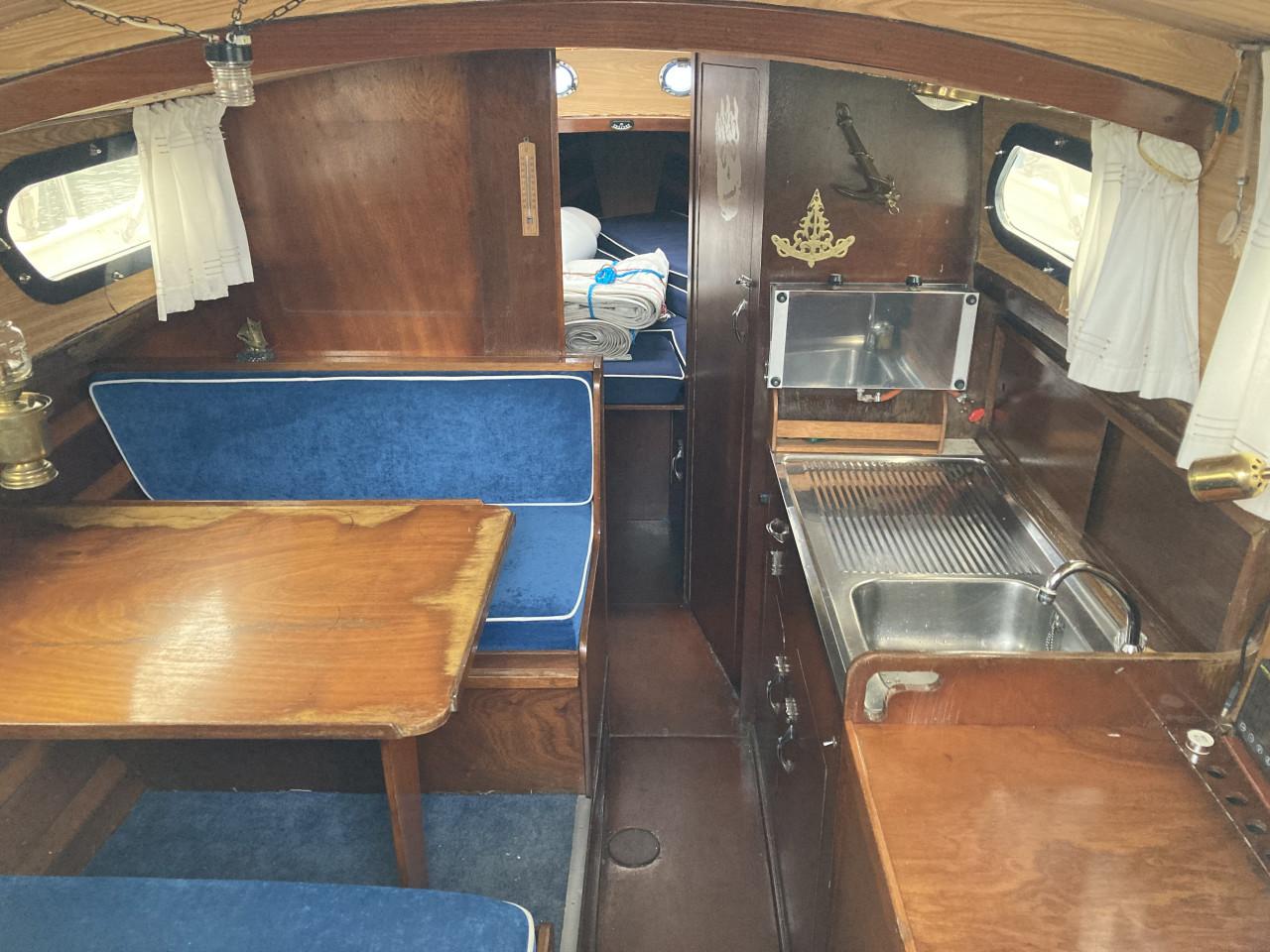 Zeilboot met strijkbare mast