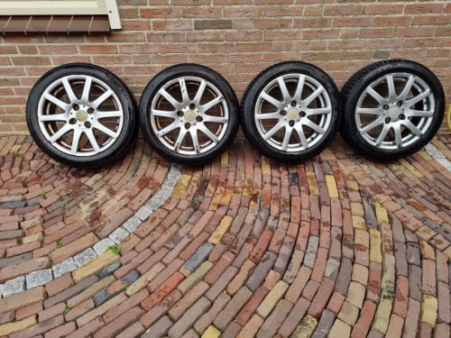 Lichtmetalen velgen met zomerbanden Toyota Yaris 185/50/R16