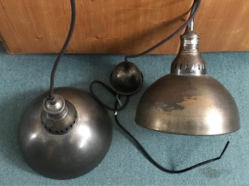 2 metalen hanglampen; stijl: industrieel