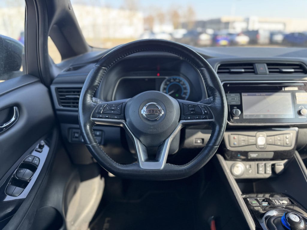 Nissan Leaf n-connecta 40 kwh | navigatie | 360° camera | stuur- + stoelver
