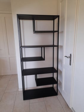 Zwart metalen wandrek met  houten plankjes (85 x 35 x 188H) z.g.a.n.