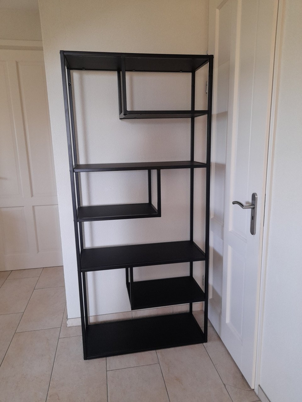 Zwart metalen wandrek met  houten plankjes (85 x 35 x 188H) z.g.a.n.