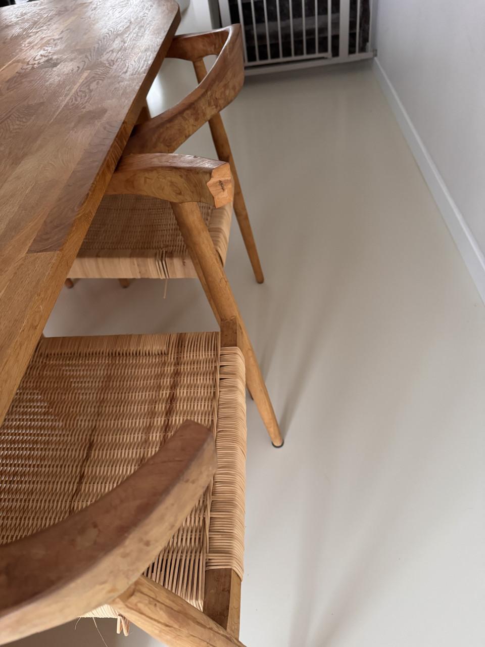 Eettafel met vier eetstoelen te koop