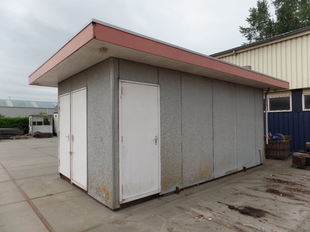Verkoopunit met betonnen vloer, apart toilet met wastafeltje en rolluik