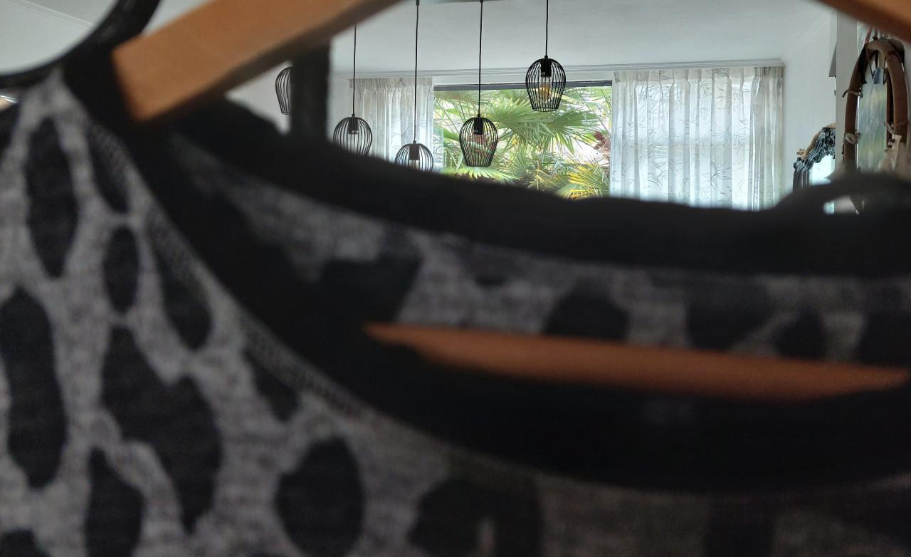 2 leuke damestruien mt M panter & roze