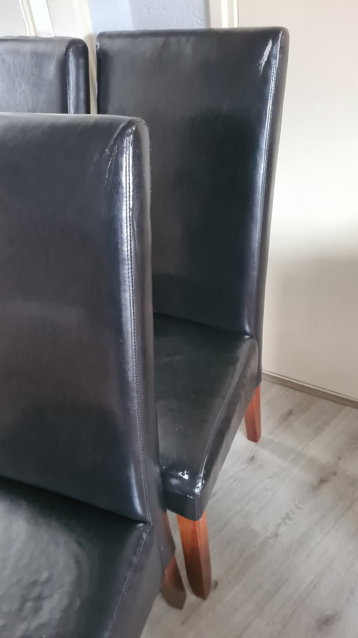 4X Eetstoelen gebruikt maar in goed staat-overkompleet
