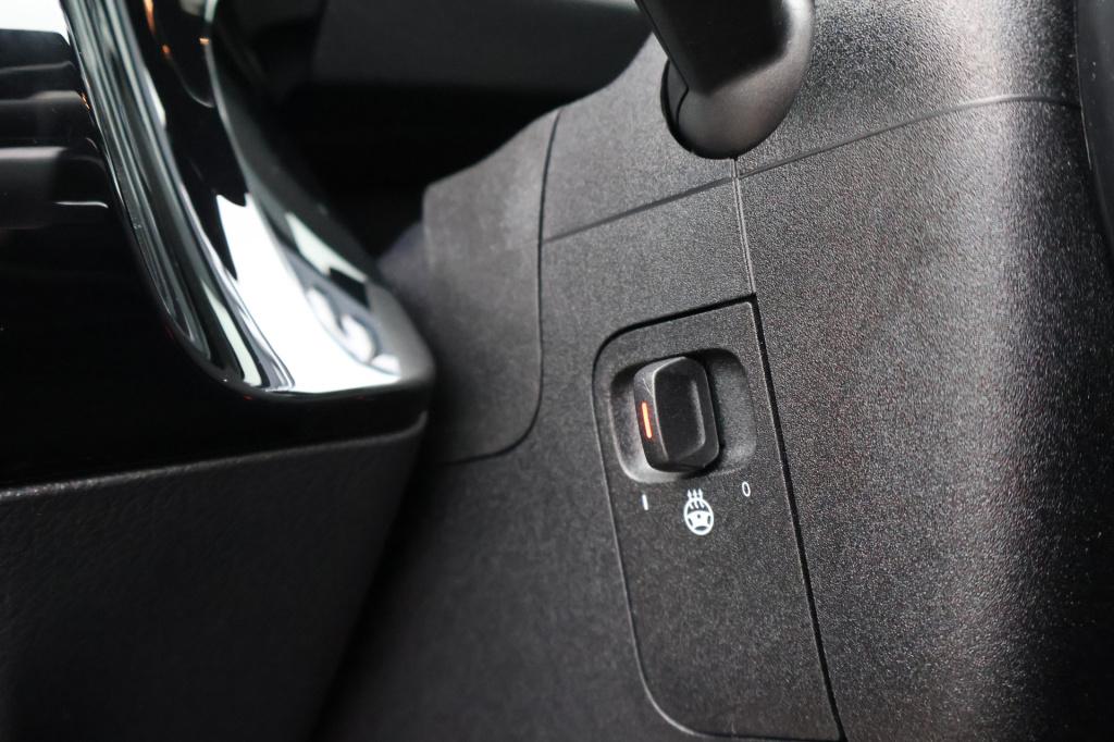 Mercedes-Benz Gla-klasse 180 amg line i 2025 i panorama dak i manufaktur al