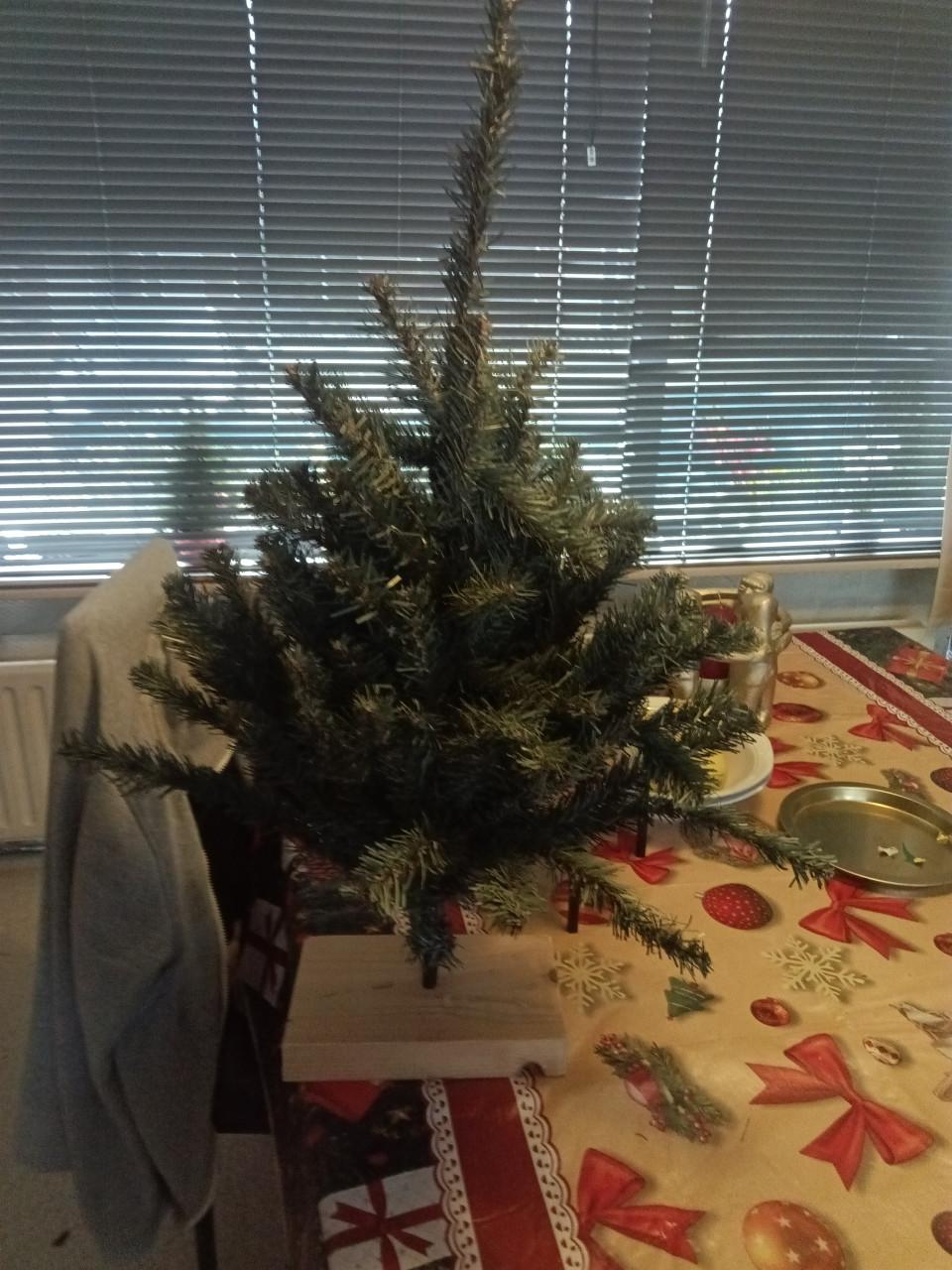 Kunstkerst boom op een houten voet