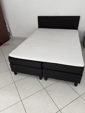 Bed met hoofd board.