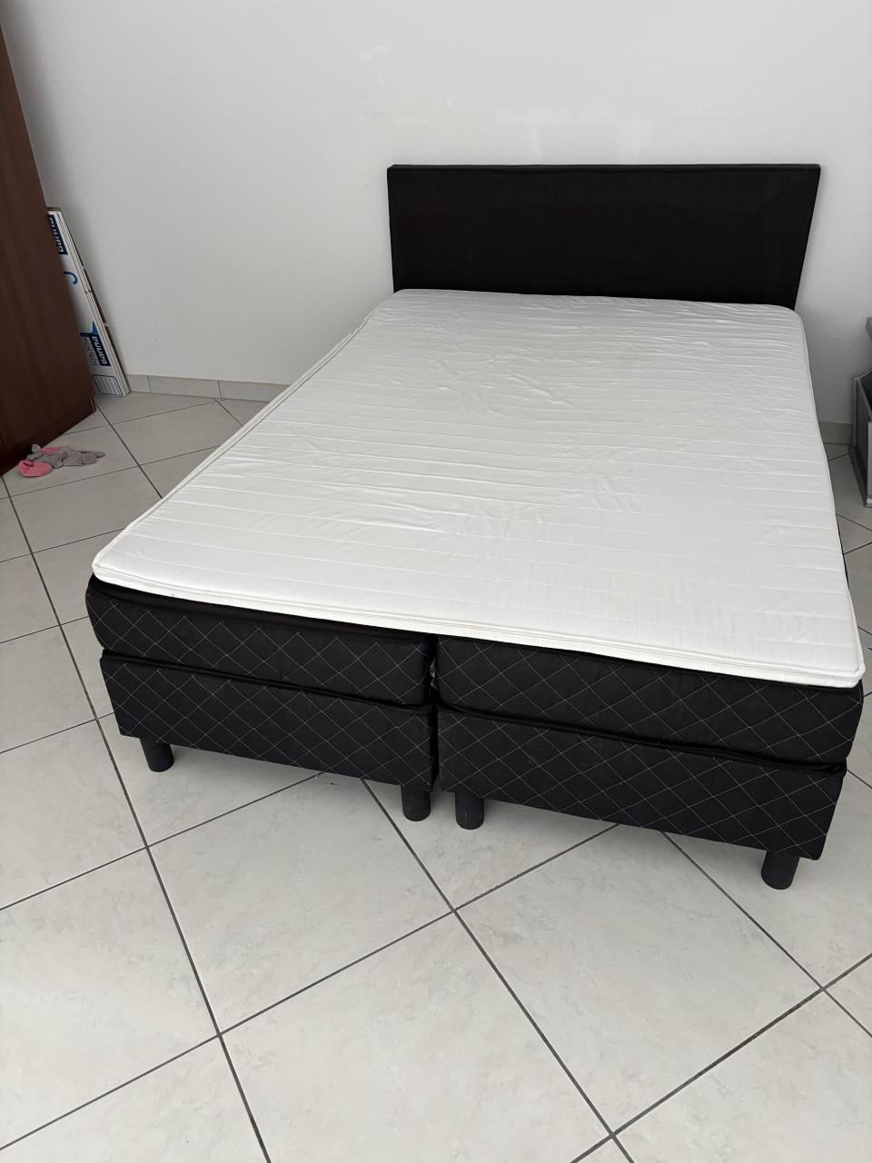 Bed met hoofd board.