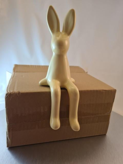 Beeldje Haas zittend keramiek