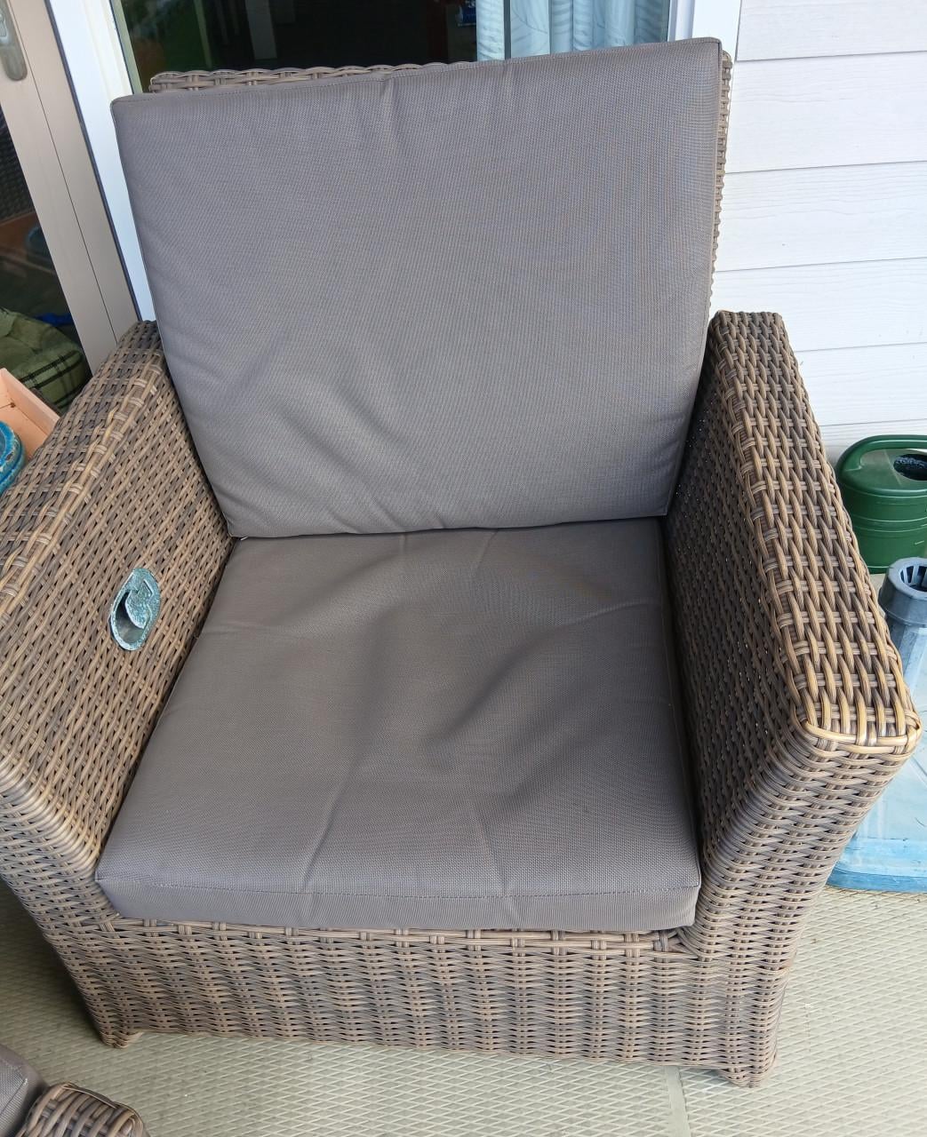 2 Tuin/balkonstoelen met 1 hocker en plantenbak/tafeltje
