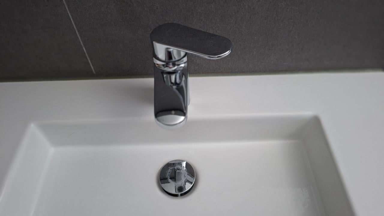 Wastafel onderkast met porseleinen wastafel en Grohe mengkraan