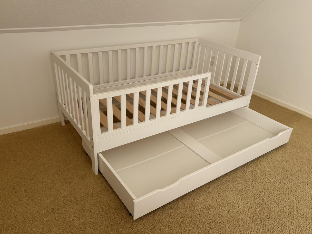 Een prachtig peuter bed Petite Amélie met extra onderlade voor opbergruimte