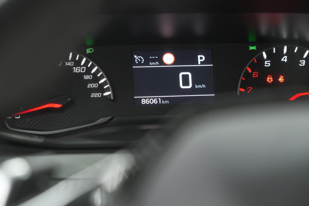 Peugeot 2008 puretech 130 eat8 allure | parkeersensoren | navigatie | apple