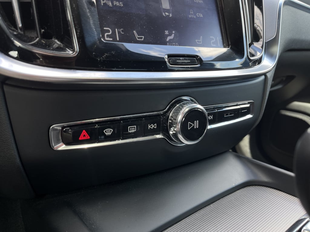 Volvo S60 2.0 t5 r-design | pano | pilot assist | head-up | carplay | stuur