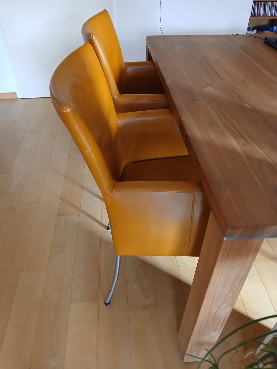 Eethoekstoelen, merk Ferrara met leren bekleding en RVS poot.
