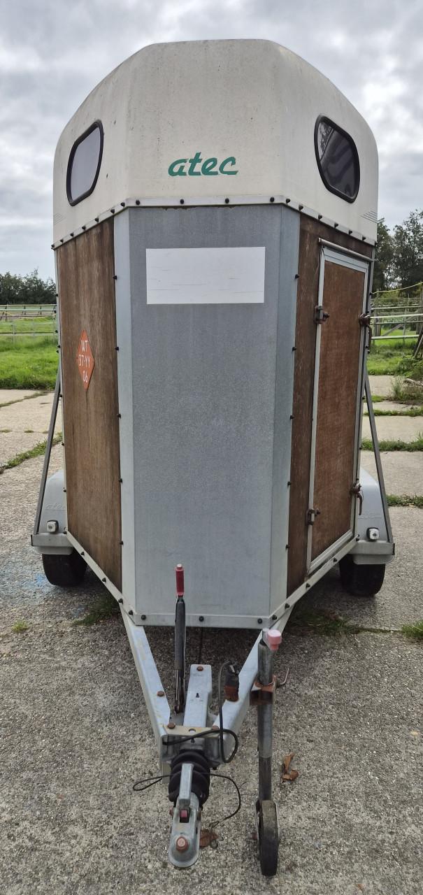 Paardentrailer Atec C2 Technoline bjr. 1998 met werkzaamheden