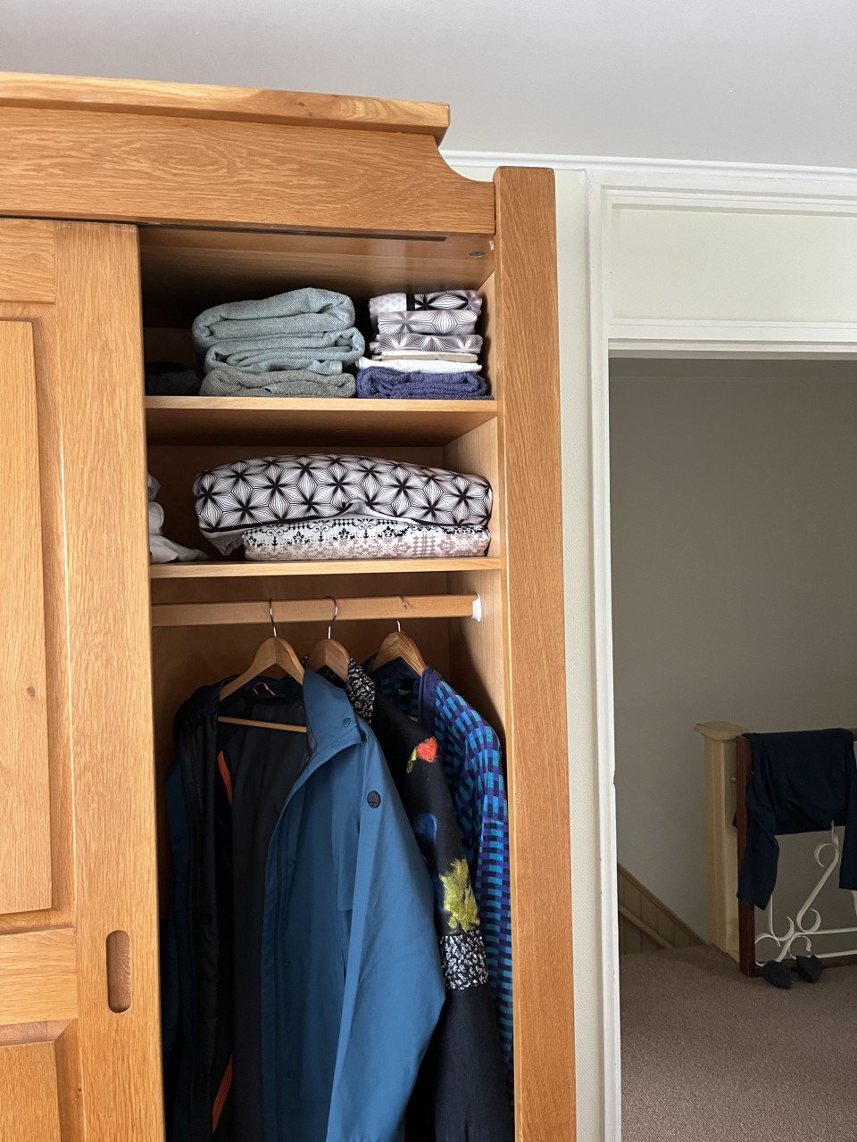 GRATIS meenemen 2 senioren bedden en linnenkast