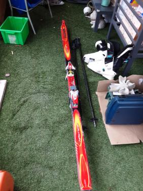 Skischoenen  Skies  en stokken schoenen  mt 44