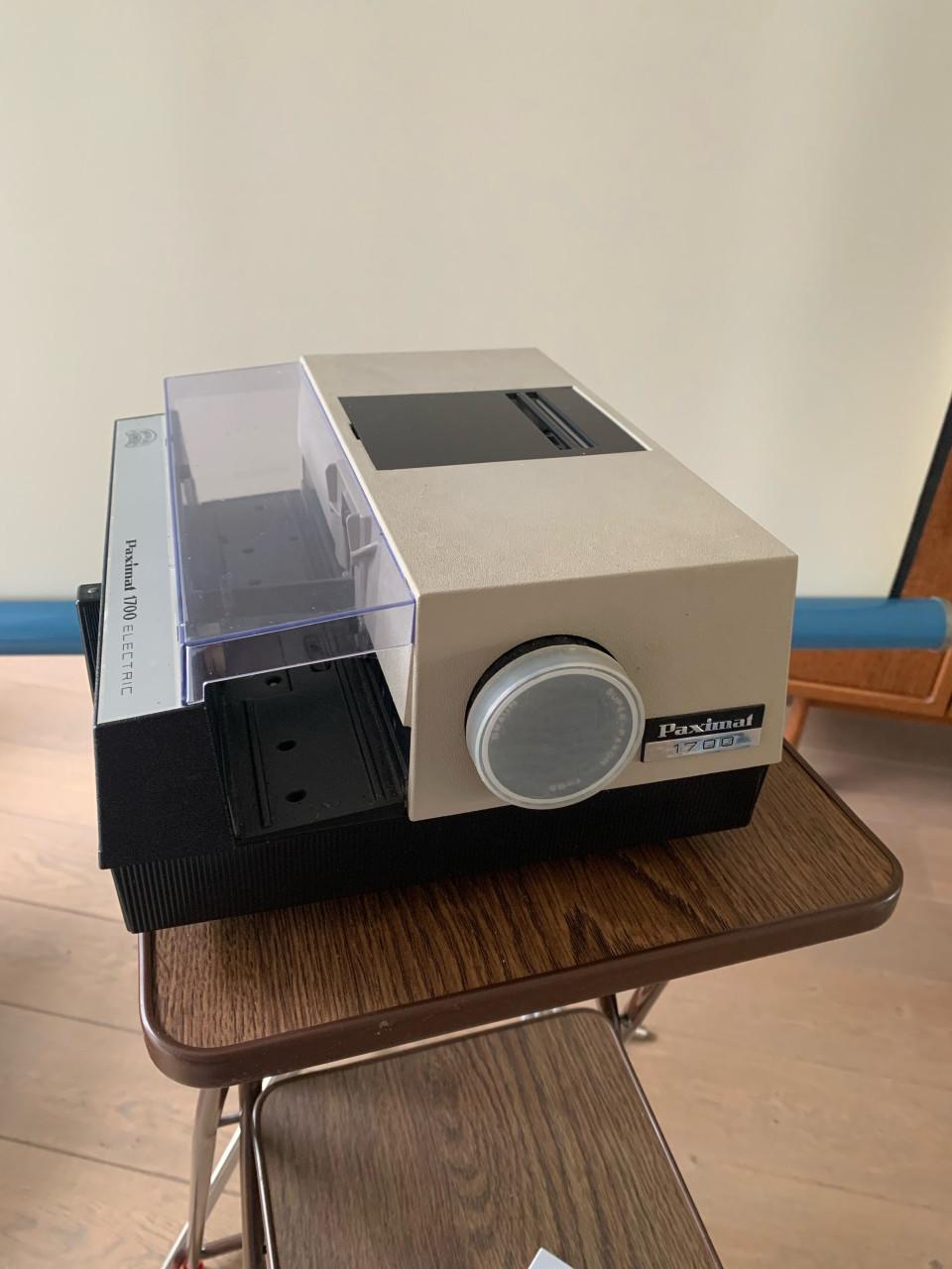 Diaprojector en toebehoren.