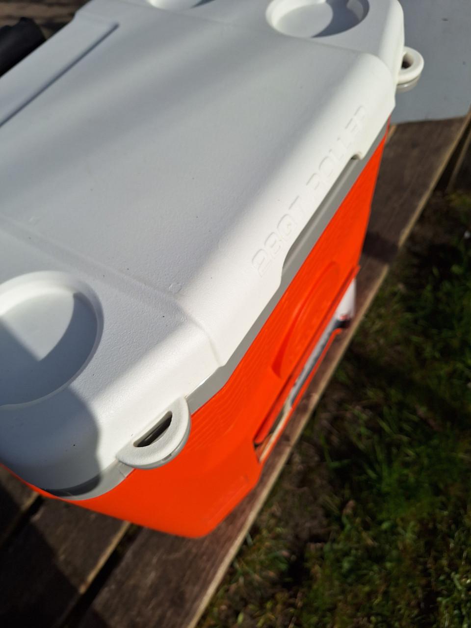 Zeer ruime, nog nieuwe Igloo koelbox.