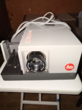 Diaprojector Leitz met statafel