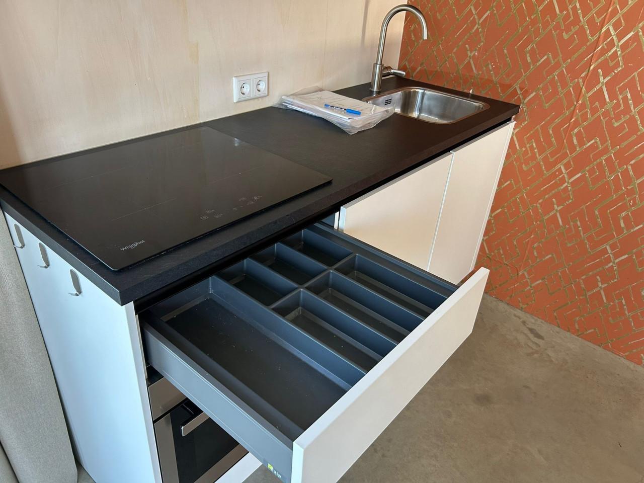 Compacte keuken met inbouw apparatuur en boiler
