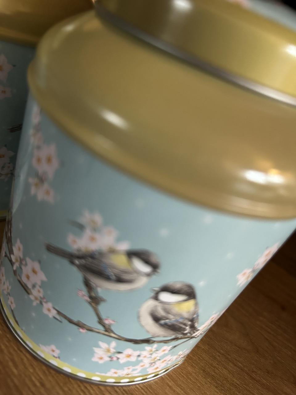 Voorraad blikken thee blik