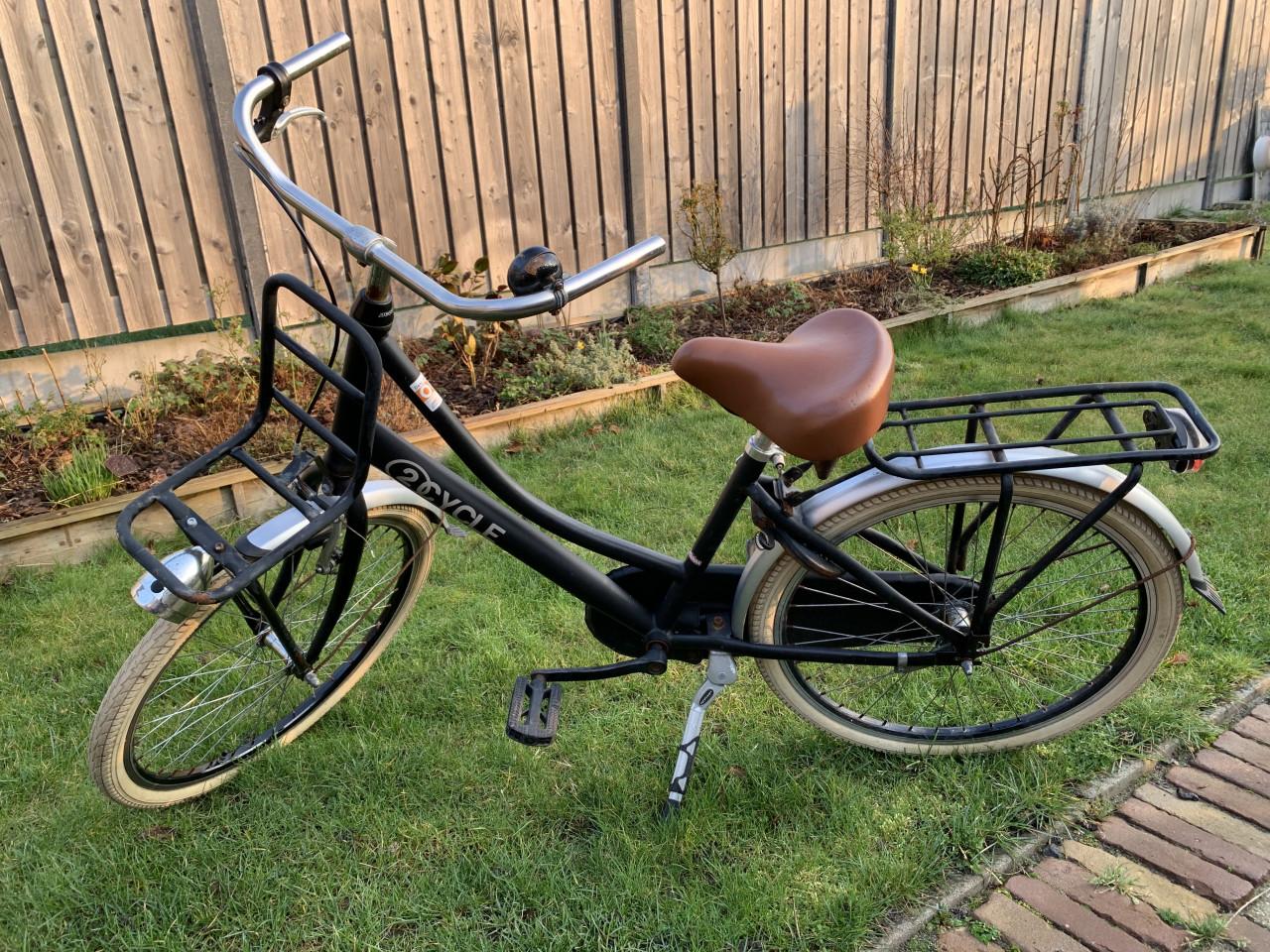 Zwarte Omafiets van het Merk 2 Cycle met Krathouder 24inch