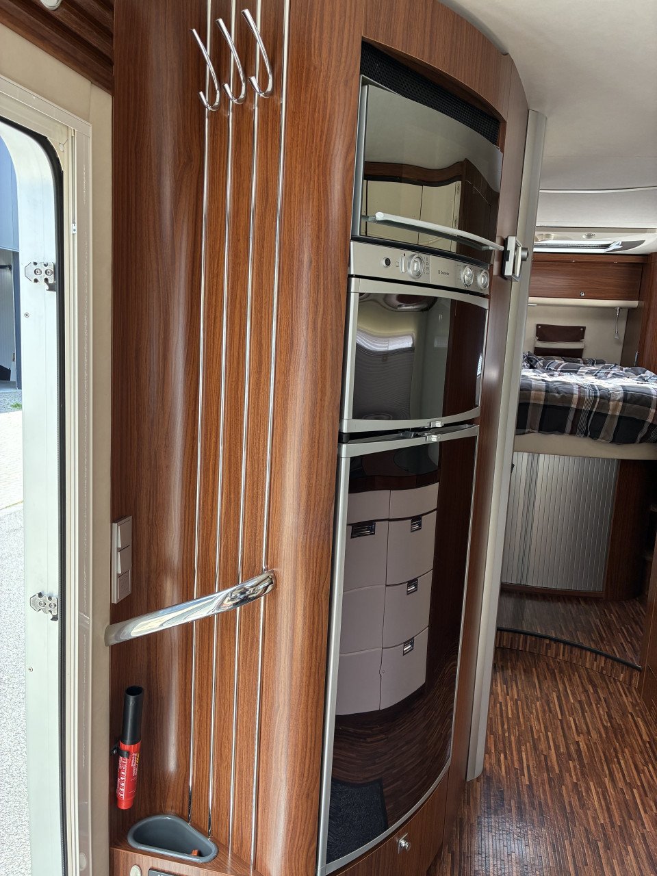 Hymer S840 Mercedes Automaat 58.000 km. Levelsysteem Queensbed + Hefbed