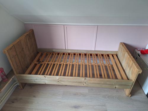 Stoer steigerhouten eenpersoonsbed met een afmeting van 90x200 cm.