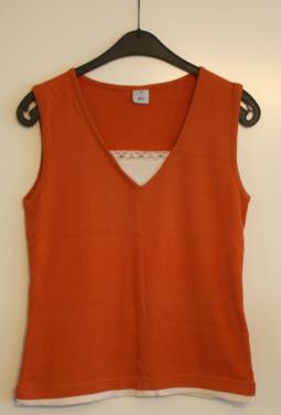 Oranje top met beige hempje er in maat m