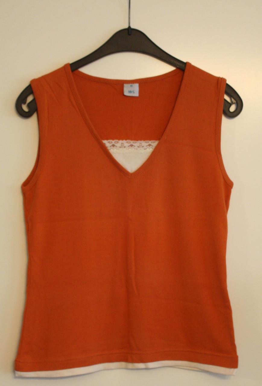 Oranje top met beige hempje er in maat m