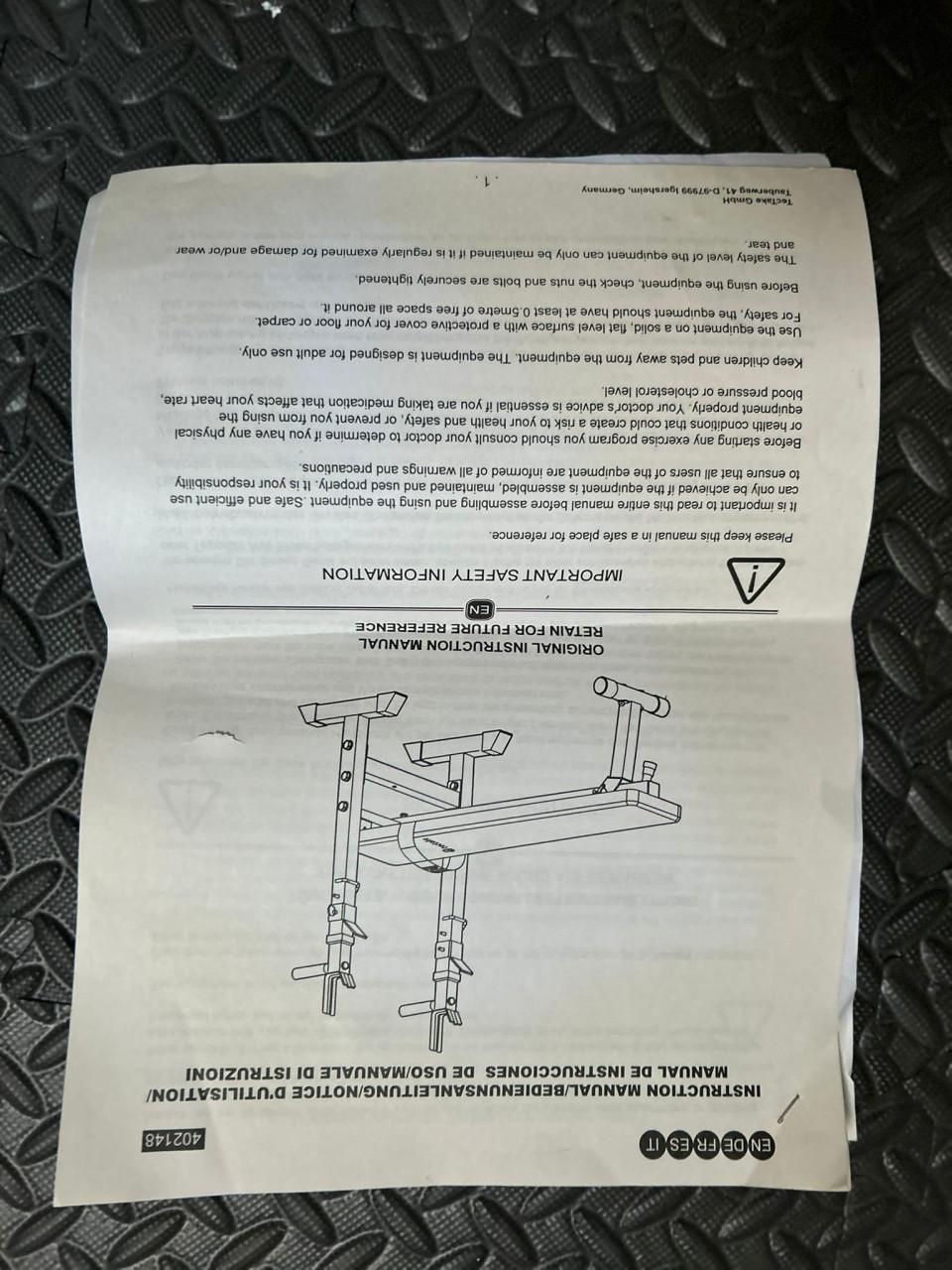 Halterbank met haltergewichten, rubber tegels en magnesium